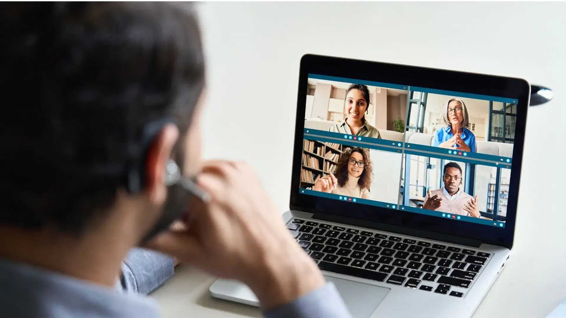 Hombre en videoconferencia - sence empresas.