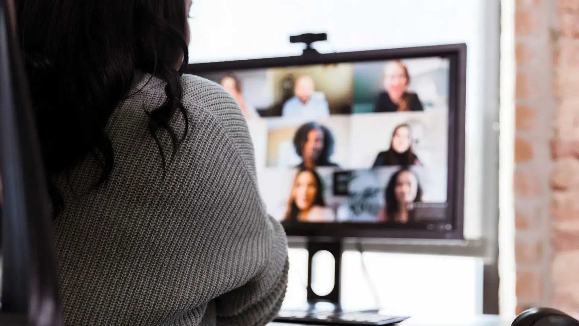 Mujer en video conferencia - sence empresas.