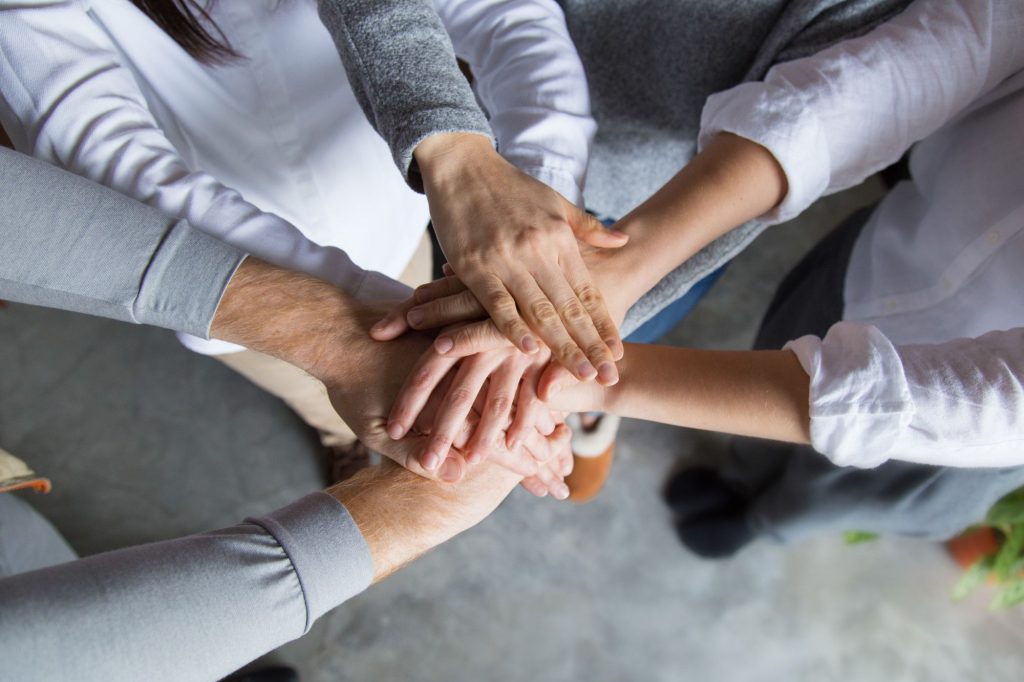 imagen de manos unidas como un equipo