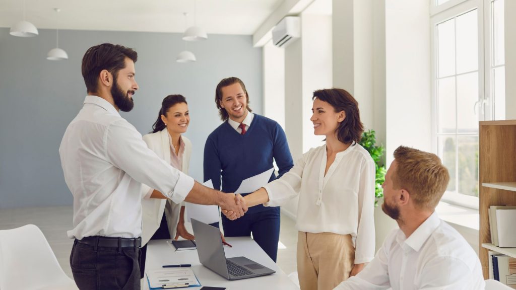 Comunicacion efectiva en el trabajo - grupo de personas en oficina.