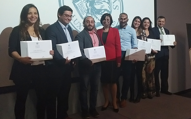 Docentes de Santo Tomás Viña del Mar reciben sus certificaciones tras aprobar diplomados de perfeccionamiento en el área de Educación