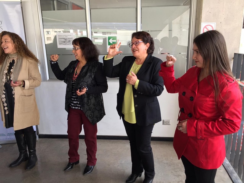 Gracias a curso de lengua de señas funcionarias de educación entregarán atención inclusiva