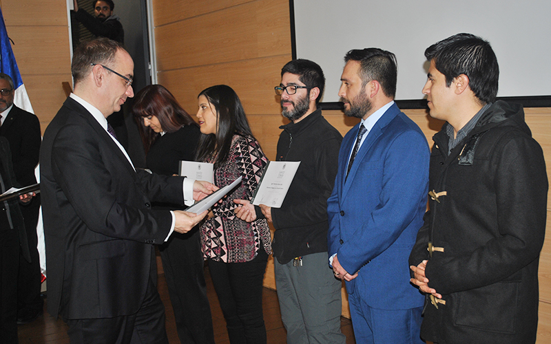 Académicos de sede Viña del Mar reciben certificaciones por aprobar diplomados de perfeccionamiento docente