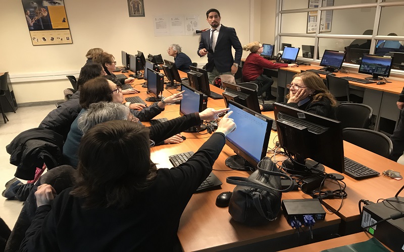 Adultas mayores asisten a Taller de Computación en Sede Santiago Centro